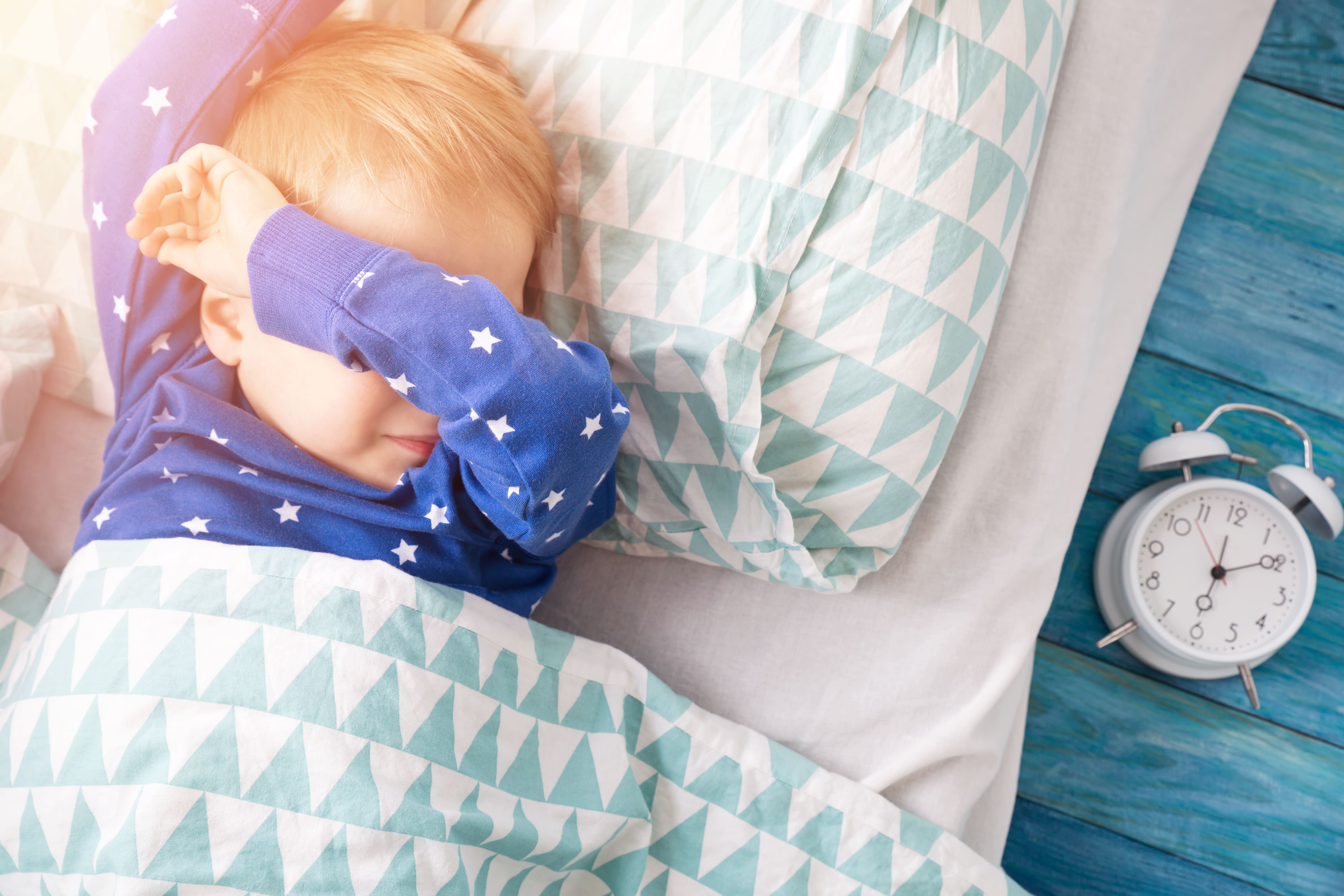 Как укладывать ребенка спать в 2 года. Сон ребенка. Сонный ребенок. Нарушение сна у детей.
